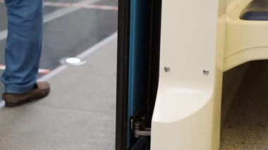 Yakın plan: Tren kapılarını kapamak