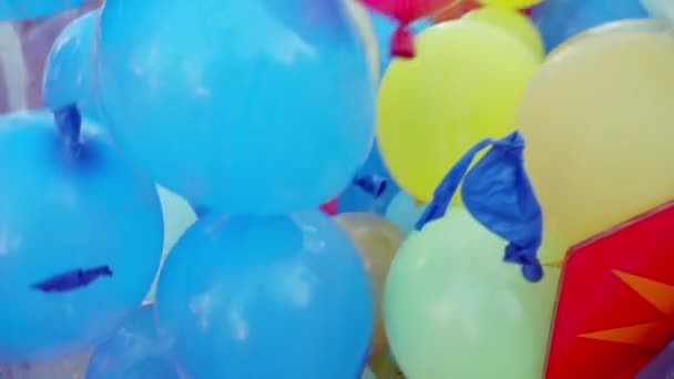 Niedliche bunte Luftballons drehen sich in der Trommel — Stockvideo
