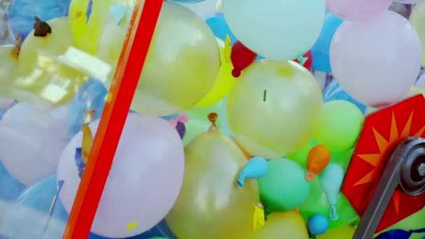 可爱的明亮的气球在鼓里旋转 — 图库视频影像