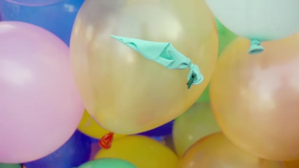 Globos brillantes de diferentes tamaños se mueven caóticamente — Vídeos de Stock