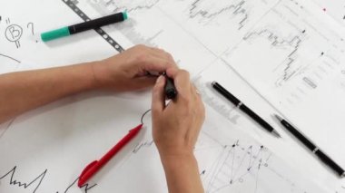 İşyerindeki bir kadın komisyoncu borsayı analiz ediyor..