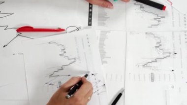 Kağıt ve kırtasiyeli çalışma masası.