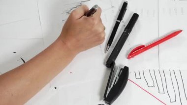 Stok tabloları ve kırtasiyeli çalışma masası.