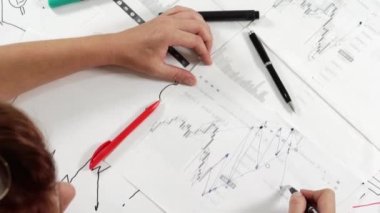 Kağıt ve kırtasiyeli çalışma masası.