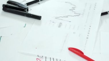 Kağıt ve kırtasiyeli çalışma masası.