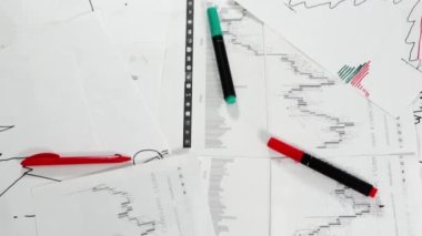 Stok tabloları ve kırtasiyeli çalışma masası.