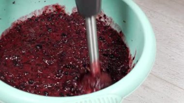 Blender ile çeşitli meyveler öğütüyorum..