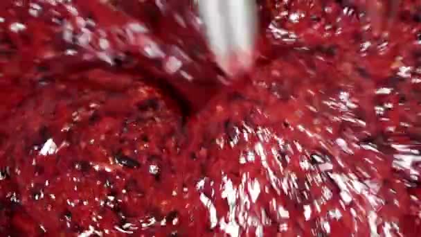 Шлифовка различных ягод с помощью блендера. — стоковое видео