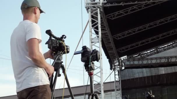 O trabalho de um videógrafo em um concerto de música, festival. — Vídeo de Stock