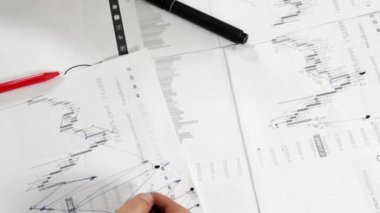 Stok tabloları ve kırtasiyeli çalışma masası.