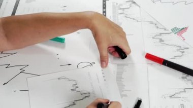 Stok tabloları ve kırtasiyeli çalışma masası.