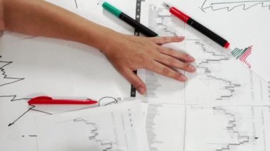 Stok tabloları ve kırtasiyeli çalışma masası.