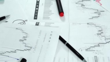 Kağıt ve kırtasiyeli çalışma masası.