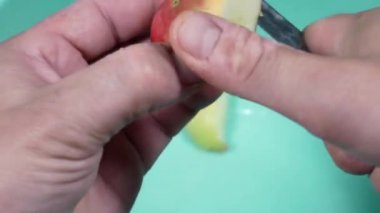 Kırmızı bir elmayı bıçakla kesmek..