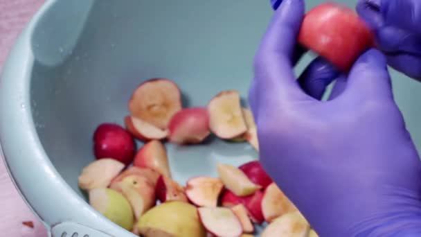 Skär ett rött äpple med kniv. — Stockvideo