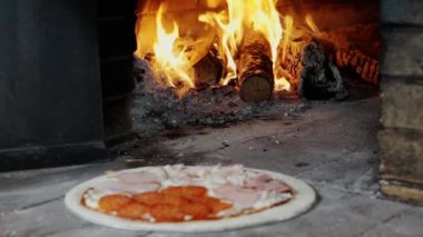 Fırında pizza pişirmek..