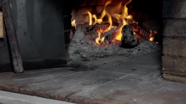熱い炎の石のオーブンで. — ストック動画