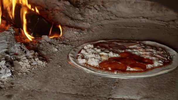 Cuisson de pizza dans un four à bois. — Video