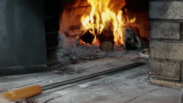 Cocinar pizza en un horno de leña. — Vídeo de stock