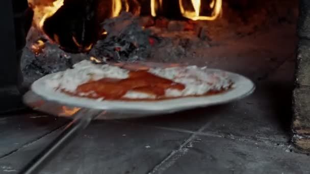 Vaření pizzy v peci na dřevo. — Stock video