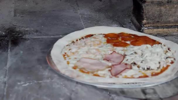 Matlagning pizza i en vedeldad ugn. — Stockvideo