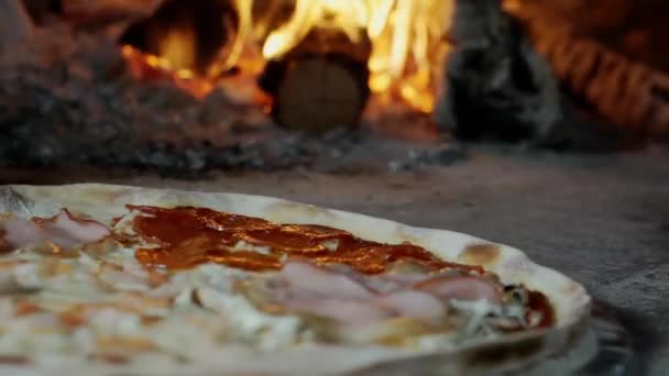 Cocinar pizza en un horno de leña. — Vídeo de stock