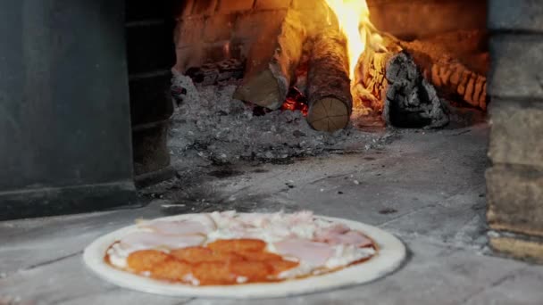 Matlagning pizza i en vedeldad ugn. — Stockvideo