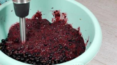 Blender ile çeşitli meyveler öğütüyorum..