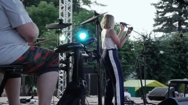 Un evento de la tarde con intérpretes de música en el escenario de la calle. — Vídeos de Stock