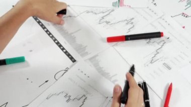 Stok tabloları ve kırtasiyeli çalışma masası.