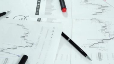 Kağıt ve kırtasiyeli çalışma masası.