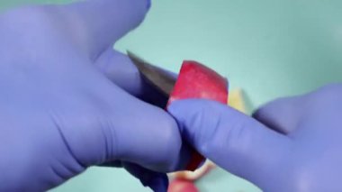 Kırmızı bir elmayı bıçakla kesmek..