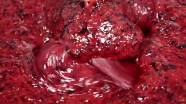 Çilek öğütme sürecine yakın çekim.