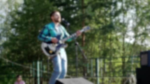 Blurred video of a guitarist performing. — Stock Video