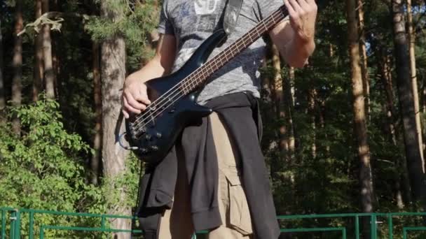 A zenész basszusgitározik.. — Stock videók