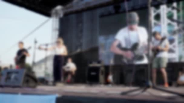 Defocused video of a group of musicians performing. — Stock Video