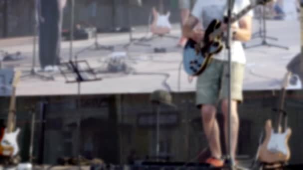 Vídeo desfocado: guitarrista dançando no palco. — Vídeo de Stock