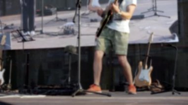 Bulanık video: Sahnede dans eden gitarist.