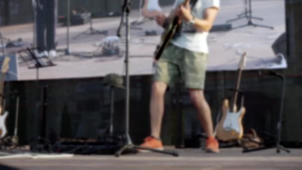 Розмите відео: гітарист танцює на сцені . — стокове відео