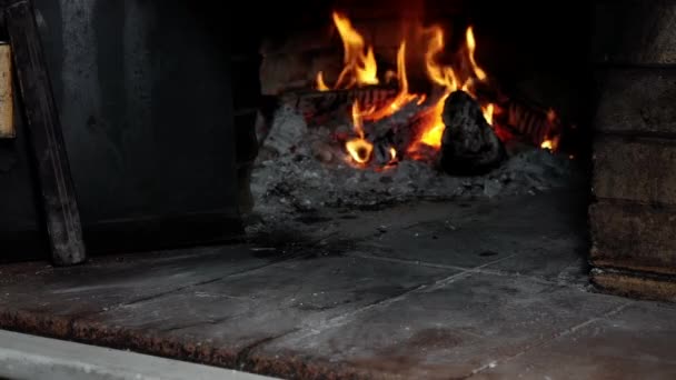 Llama de fuego caliente en un horno de piedra . — Vídeo de stock