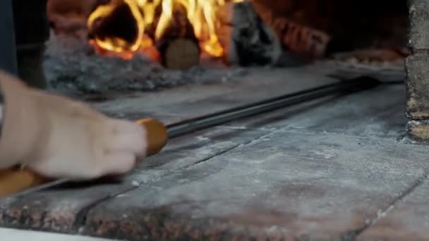 Pizza koken in een houtoven. — Stockvideo