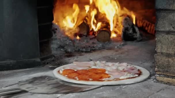 Matlagning pizza i en vedeldad ugn. — Stockvideo