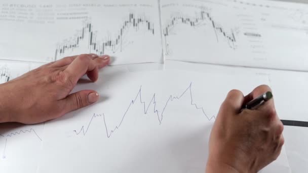 人間の手は株式チャートを描いています. — ストック動画