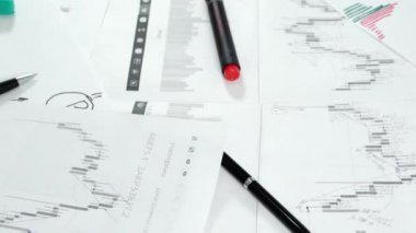 Kağıt ve kırtasiyeli çalışma masası.