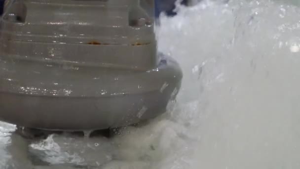 Su pompalama ekipmanının öfkeli suyu — Stok video