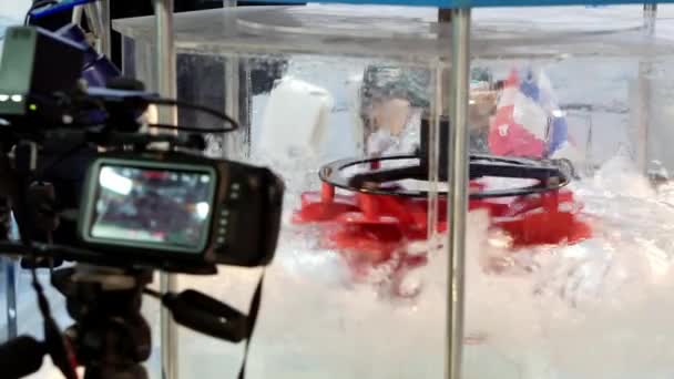 Uma câmera de vídeo em um tripé registra a rotação da turbina hidráulica. — Vídeo de Stock