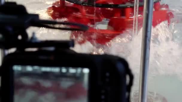 Eine Videokamera auf einem Stativ zeichnet die Rotation der Hydraulikturbine auf. — Stockvideo