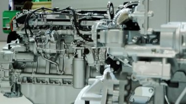 Otomobil motorlarının sergi örnekleri.