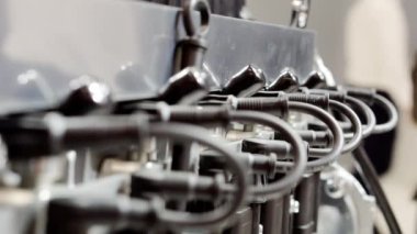 Araç motor kablolarına yakın çekim.