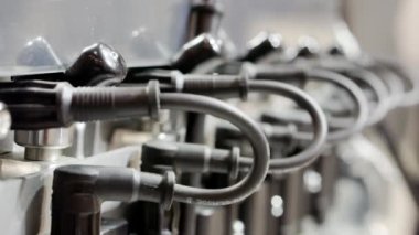Araç motor kablolarına yakın çekim.
